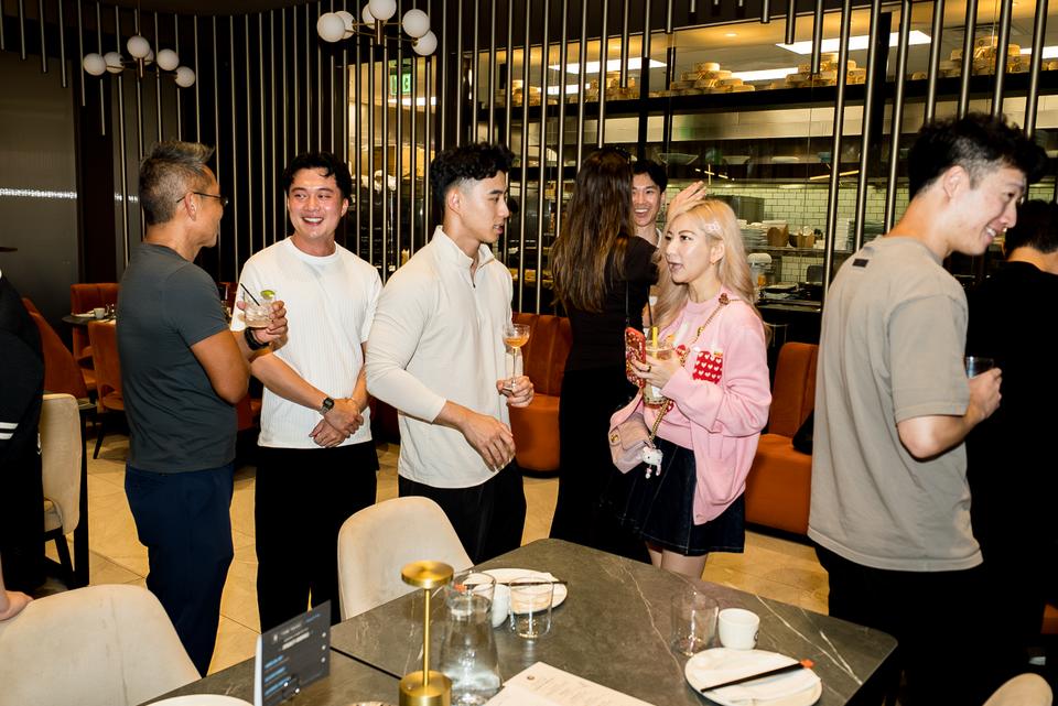 Guests trading stories over cocktails before dinner